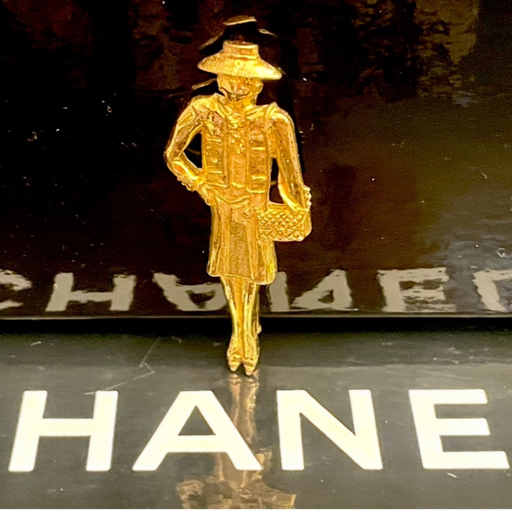 CHANEL VINTAGE MADEMOISELLE 24K GP BROOCH. 70’s & early 80’s